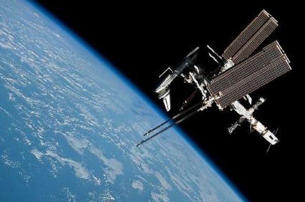 NASA a publicat primele imagini din istorie cu o navă americană conectată la Staţia Spaţială Internaţională 97948