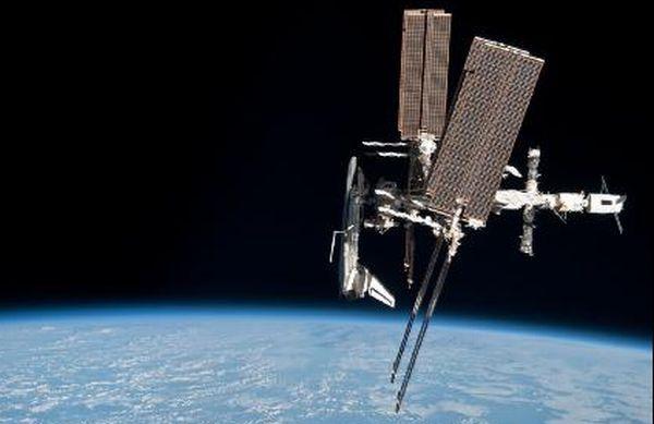 NASA a publicat primele imagini din istorie cu o navă americană conectată la Staţia Spaţială Internaţională 97949