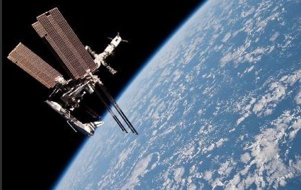 NASA a publicat primele imagini din istorie cu o navă americană conectată la Staţia Spaţială Internaţională 97950