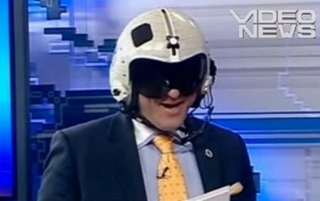 Niels Schnecker, entuziasmat de Constanţa Air Show 2011: A purtat o cască de pilot în emisiune