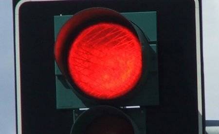 Şeful Poliţiei Timiş, filmat în timp ce a trecut cu maşina pe culoarea roşie a semaforului