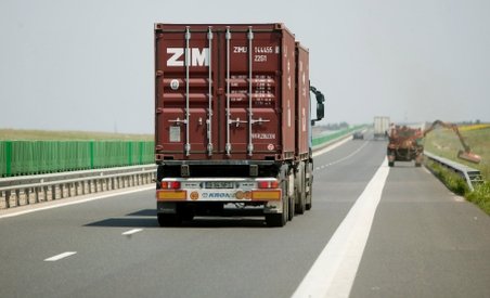 UE: Camioanele vor fi taxate în plus pentru zgomot şi poluare atmosferică