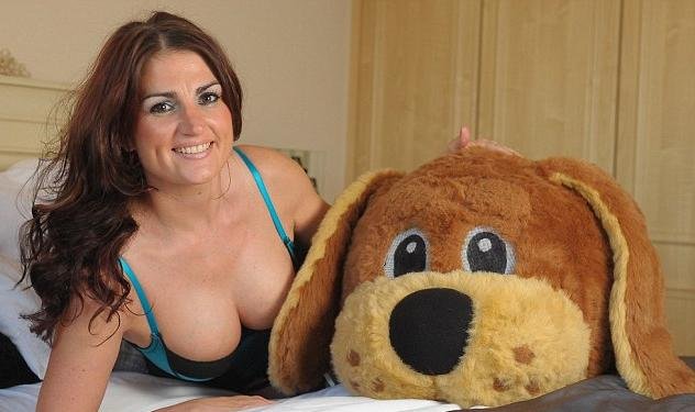 Un club din Anglia şi-a concediat mascota pentru că a pozat în ipostaze sexy