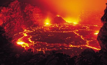 Imagini spectaculoase înregistrate în craterul unui vulcan din Hawaii