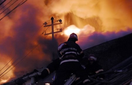 Incendiu de proporţii într-o gospodărie din Suceava
