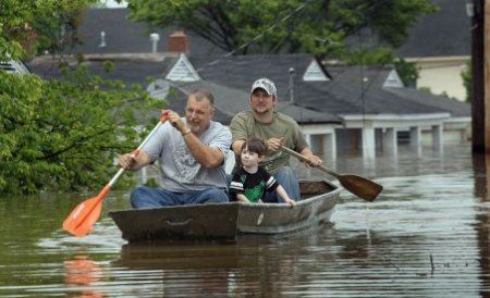 România a intrat în sezonul inundaţiilor. Pericolul s-a mutat în centrul ţării