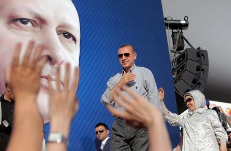 AKP, partidul premierului turc, a câştigat alegerile legislative, dar nu a obţinut majoritatea calificată