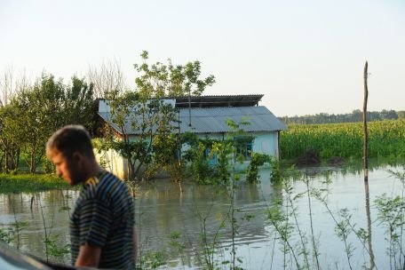 Casele din localităţile Arpaşu şi Cârţişoara au fost distruse de inundaţii