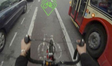 O studentă a inventat dispozitivul care îi face vizibili pe biciclişti în trafic