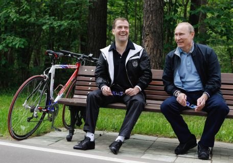 Vladimir Putin şi Dmitri Medvedev sunt amatori de plimbări cu bicicleta