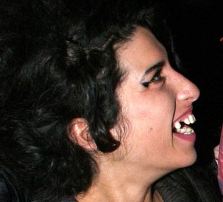 Amy Winehouse, păzită de impresari să nu mai pună gura pe alcool