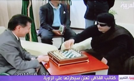 Gaddafi joacă şah, în timp ce Tripoli este bombardat