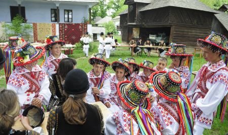 Obiceiuri de Rusalii: Împănatul boului, tradiţie respectată cu sfinţenie într-un sat din Cluj