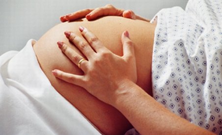 Premieră în medicină. O femeie îşi donează uterul fiicei sale