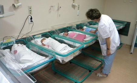 Numărul naşterilor a scăzut cu o treime, odată cu mişcorarea indemnizaţiei pentru mame