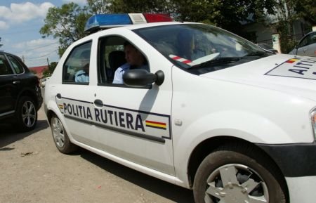 Un şofer băut a rănit doi poliţişti şi a distrus două maşini cu radar