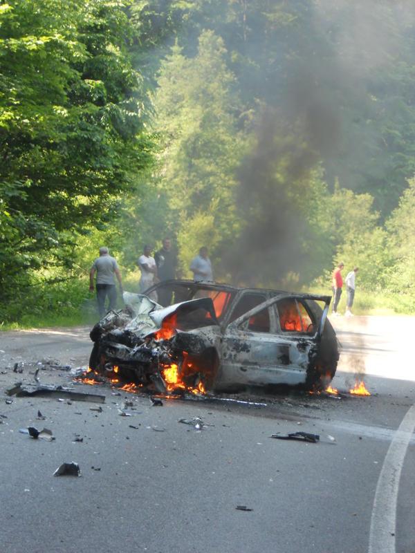 Accident spectaculos pe E574. O maşină a luat foc, după ce a intrat într-un camion 98695