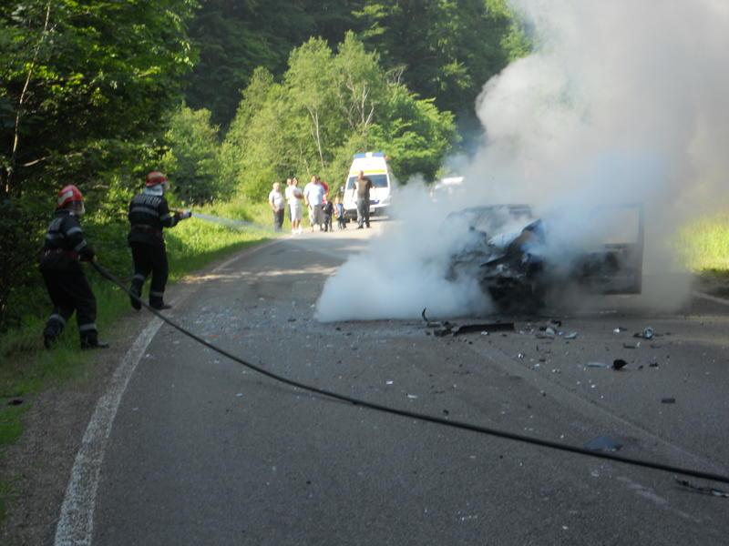 Accident spectaculos pe E574. O maşină a luat foc, după ce a intrat într-un camion 98696