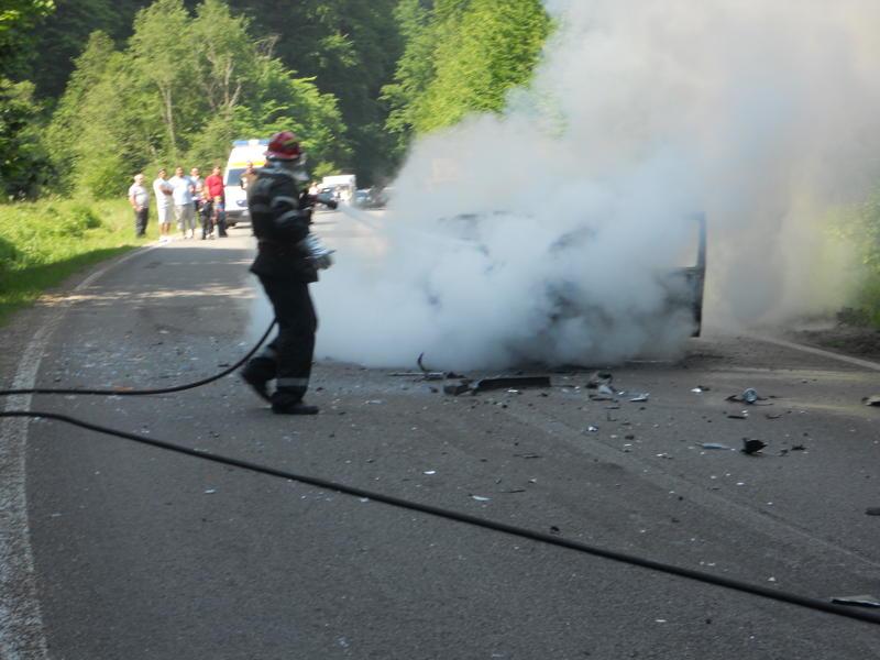 Accident spectaculos pe E574. O maşină a luat foc, după ce a intrat într-un camion 98697