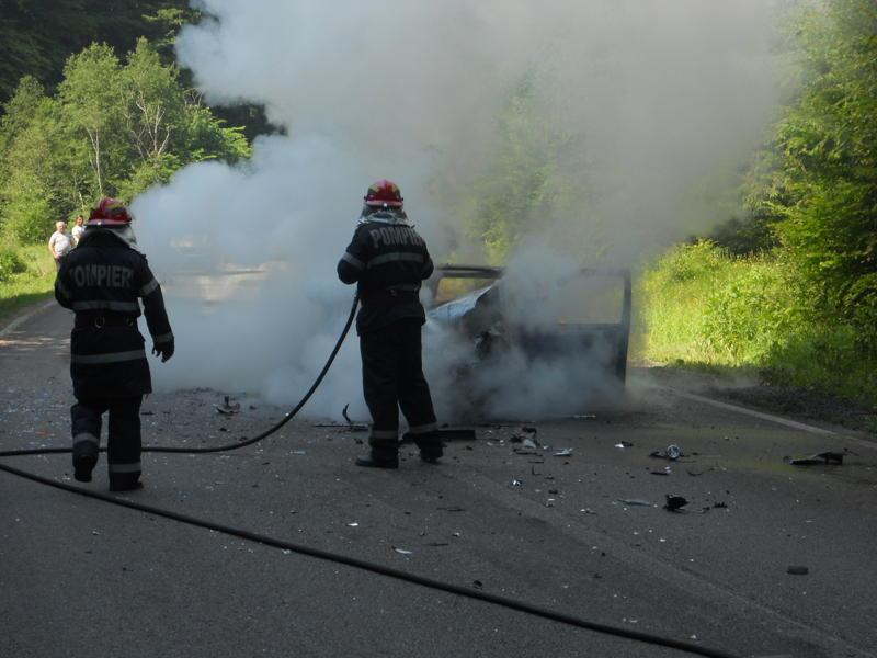 Accident spectaculos pe E574. O maşină a luat foc, după ce a intrat într-un camion 98698