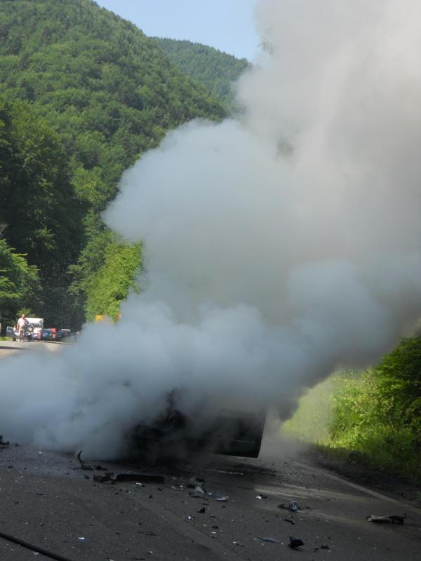 Accident spectaculos pe E574. O maşină a luat foc, după ce a intrat într-un camion 98699