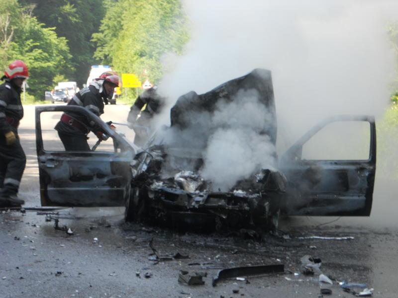 Accident spectaculos pe E574. O maşină a luat foc, după ce a intrat într-un camion 98700