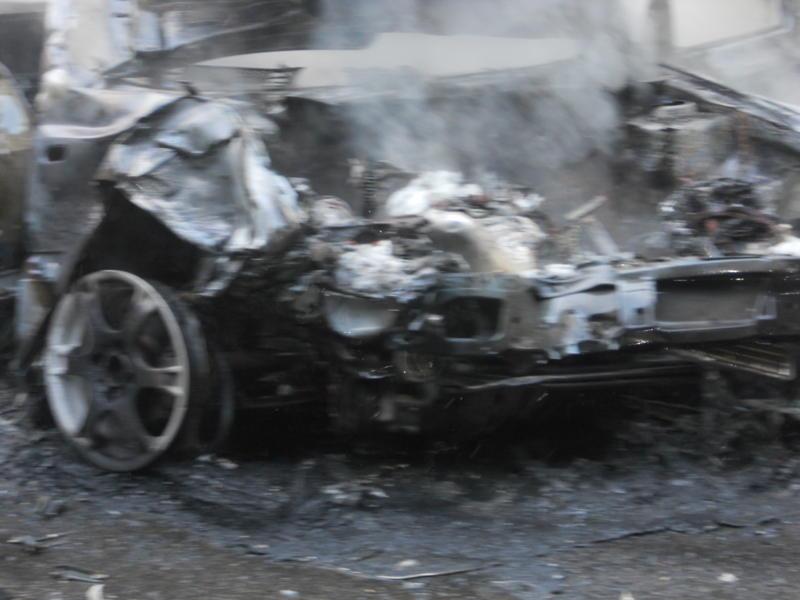 Accident spectaculos pe E574. O maşină a luat foc, după ce a intrat într-un camion 98701