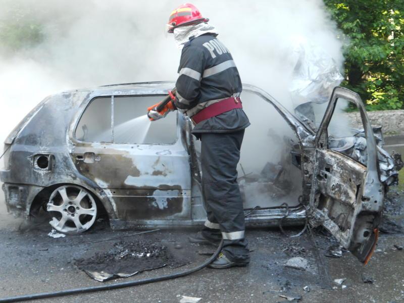 Accident spectaculos pe E574. O maşină a luat foc, după ce a intrat într-un camion 98702