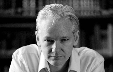 WikiLeaks a scos la licitaţie un prânz cu fondatorul său, Julian Assange