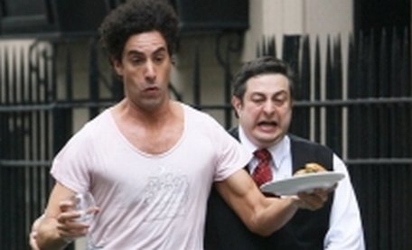 Actorul Sacha Baron Cohen fură mâncare de la terase şi fuge de chelneri
