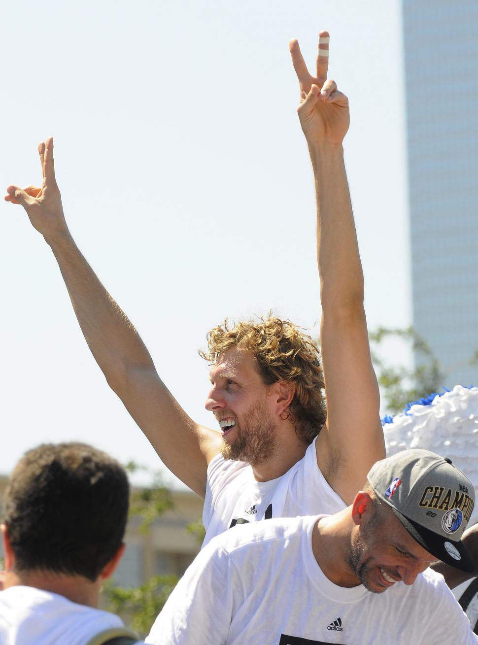 Galerie foto: Sute de mii de oameni au participat la parada campioanei NBA, Dallas Mavericks 98774