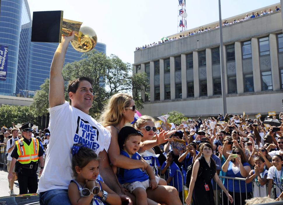 Galerie foto: Sute de mii de oameni au participat la parada campioanei NBA, Dallas Mavericks 98775