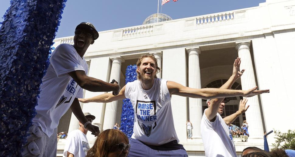 Galerie foto: Sute de mii de oameni au participat la parada campioanei NBA, Dallas Mavericks 98776
