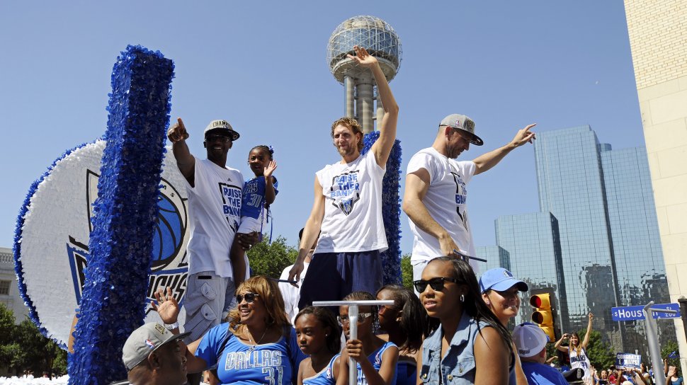 Galerie foto: Sute de mii de oameni au participat la parada campioanei NBA, Dallas Mavericks