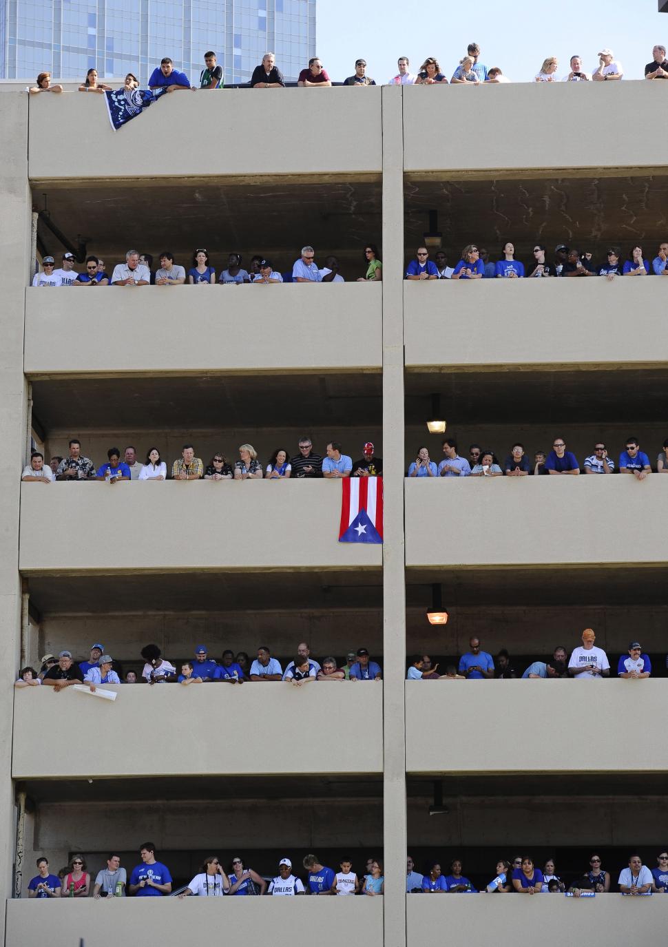 Galerie foto: Sute de mii de oameni au participat la parada campioanei NBA, Dallas Mavericks 98778