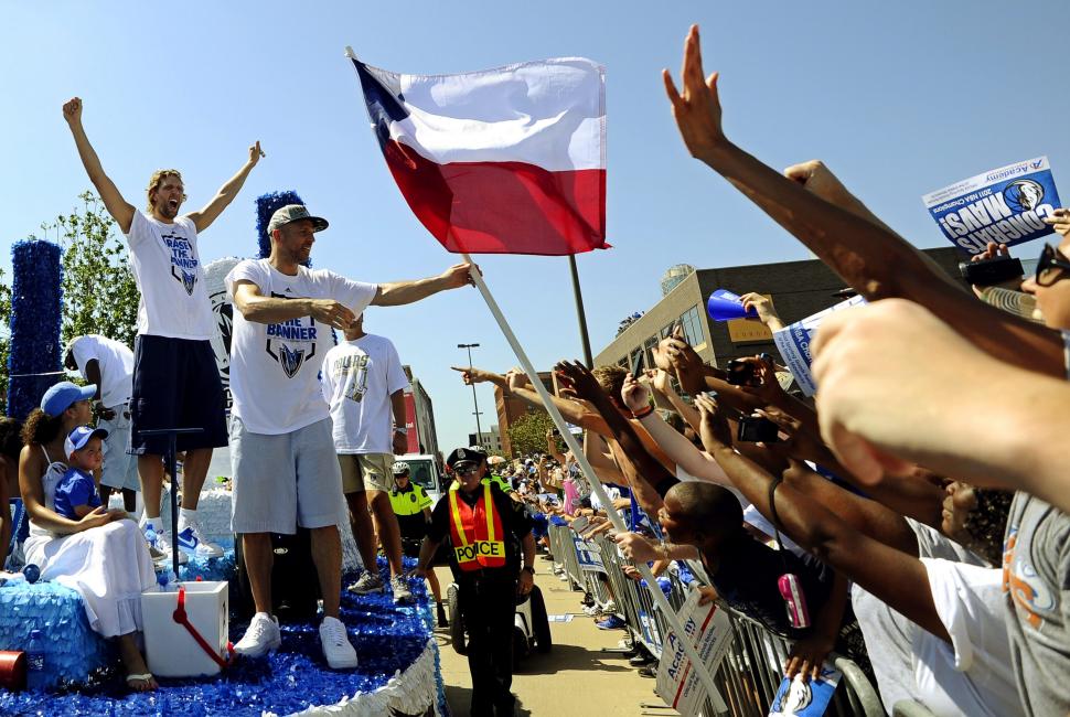 Galerie foto: Sute de mii de oameni au participat la parada campioanei NBA, Dallas Mavericks 98779