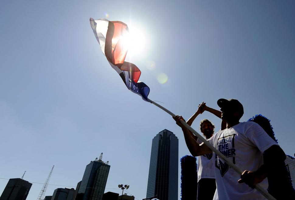 Galerie foto: Sute de mii de oameni au participat la parada campioanei NBA, Dallas Mavericks 98780