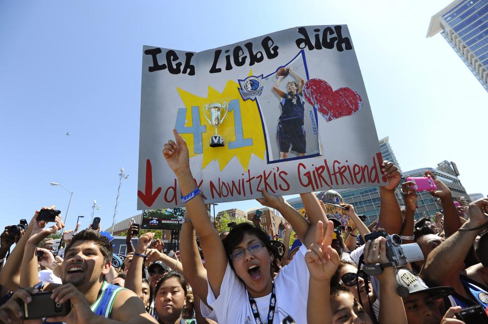 Galerie foto: Sute de mii de oameni au participat la parada campioanei NBA, Dallas Mavericks 98781