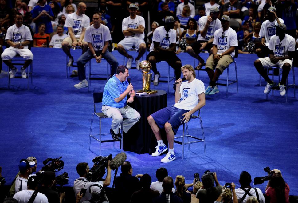 Galerie foto: Sute de mii de oameni au participat la parada campioanei NBA, Dallas Mavericks 98784