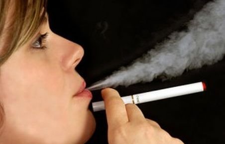Medici: Ţigara electronică - pericol pentru sănătate. Conţine substanţe cancerigene