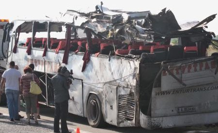 Şapte răniţi, după ce un autocar a fost lovit de o cisternă pe DN7, localitatea Racoviţă