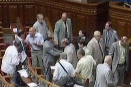 Bătaie în Parlamentul ucrainean din cauza drapelului roşu sovietic