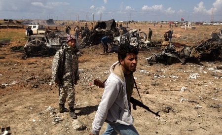 NATO a bombardat un convoi al rebelilor libieni. Din greşeală