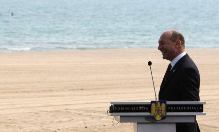 Preşedintele Băsescu şi-a luat soţia şi a plecat pe litoral, în staţiunea Neptun