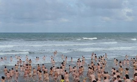 400 de oameni au făcut baie goi în mare, pentru a doborî un nou record mondial 