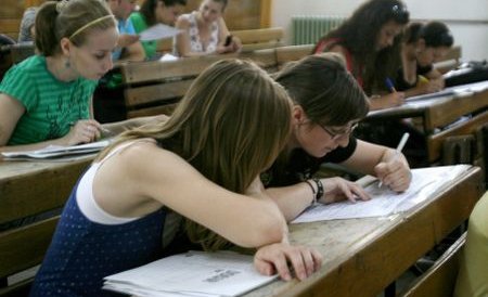 Absolvenţii de liceu susţin marţi proba la limba maternă la testarea naţională