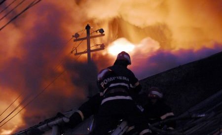 Incendiu de proporţii în gara Simeria: şapte vagoane au luat foc în apropierea caselor