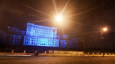 Palatul Parlamentului a fost iluminat în albastru, cu ocazia Zilei Mondiale a Refugiatului