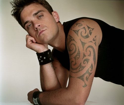 Robbie Williams a rămas fără pantaloni în timpul unui concert