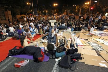 Circa 200 de protestatari au petrecut noaptea sub cerul liber, lângă Parlamentul spaniol 